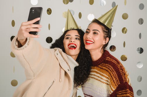 Instagram 골드 콘 모자를 쓴 두 여자 친구의 셀카 캡션 