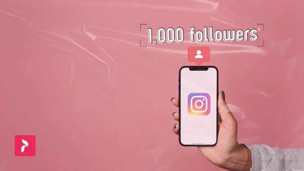 Path Social grafică și filtru roșu suprapusă mână care ține în sus telefonul cu Instagram logo-ul sub textul 1.000 de urmăritori.