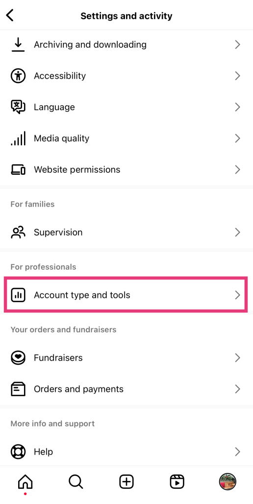 Path SocialLa schermata del menu delle impostazioni degli account di Instagram con un riquadro rosa che evidenzia "Tipo di account e strumenti".