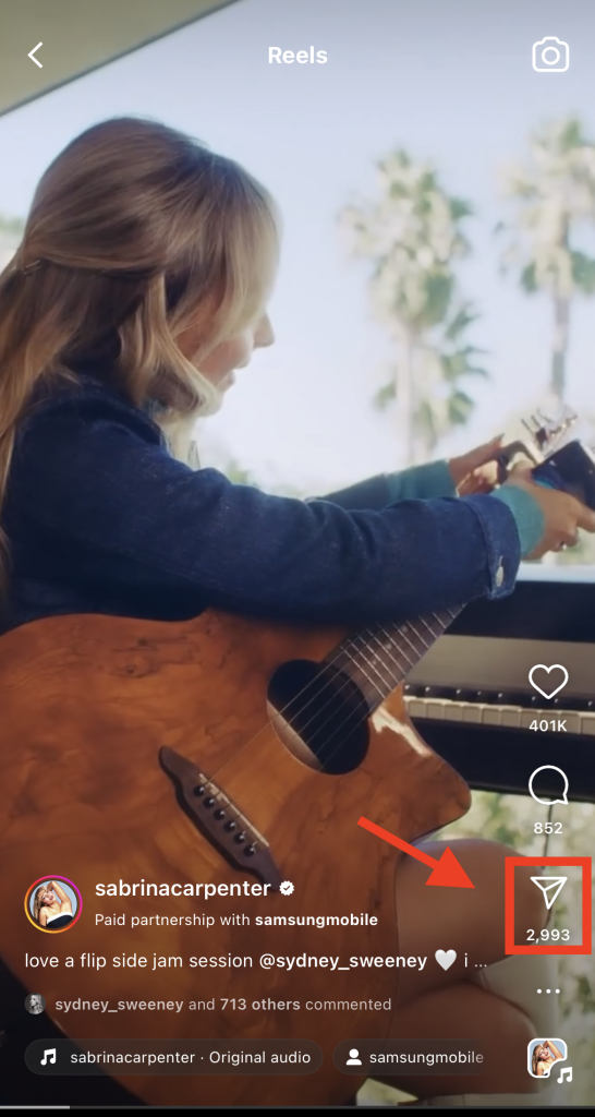 Path SocialScreenshot einer Musikrolle von Sabrina Carpenter mit einem roten Kasten und einem Pfeil, der auf die Schaltfläche "Teilen" zeigt.
