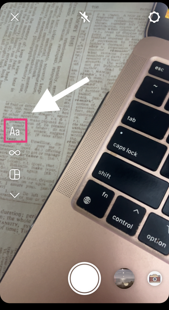 Path SocialDer Screenshot des Instagram Story Makers zeigt ein rosa Kästchen und einen Pfeil, der die Option "Text" hervorhebt.