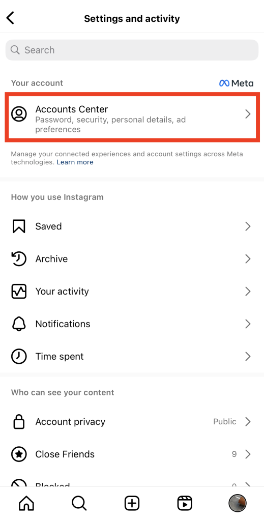 Path Socialeen screenshot van iemands Instagram instellingen met een rood vak dat de knop "Accounts Center" markeert.