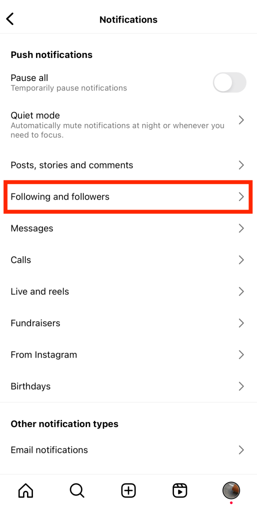 Path SocialLa capture d'écran des paramètres de notification réalisée par l'auteur de l'article montre un encadré rouge mettant en évidence l'option "Suiveurs et followers".