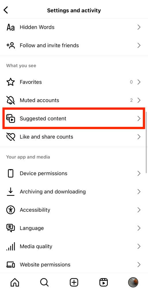 Path SocialDer Screenshot der Einstellungen von Instagramzeigt ein rotes Kästchen, das die Schaltfläche "Vorgeschlagene Inhalte" hervorhebt.