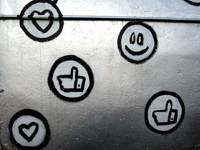 좋아요, 하트, 이모티콘 반응에 대한 Instagram 아이콘의 흑백 벽 그래피티.