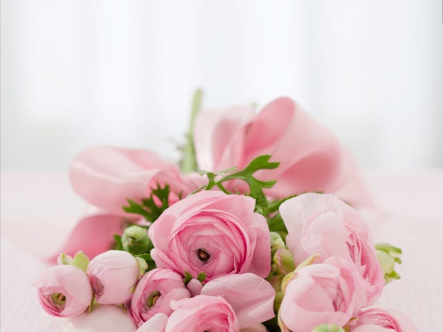 Ein wunderschöner Strauß aus rosa Rosen.