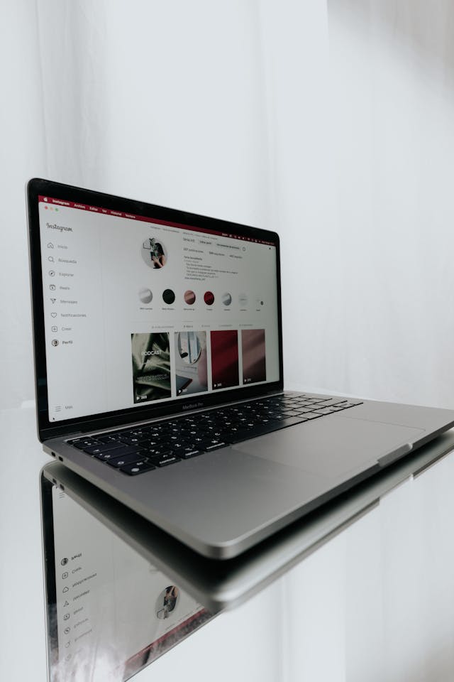 Un laptop cu un profil Instagram afișat pe ecran.
