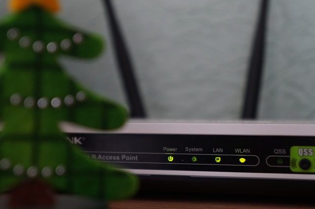 Un router de internet cu lumini care arată că conexiunea Wi-Fi funcționează.